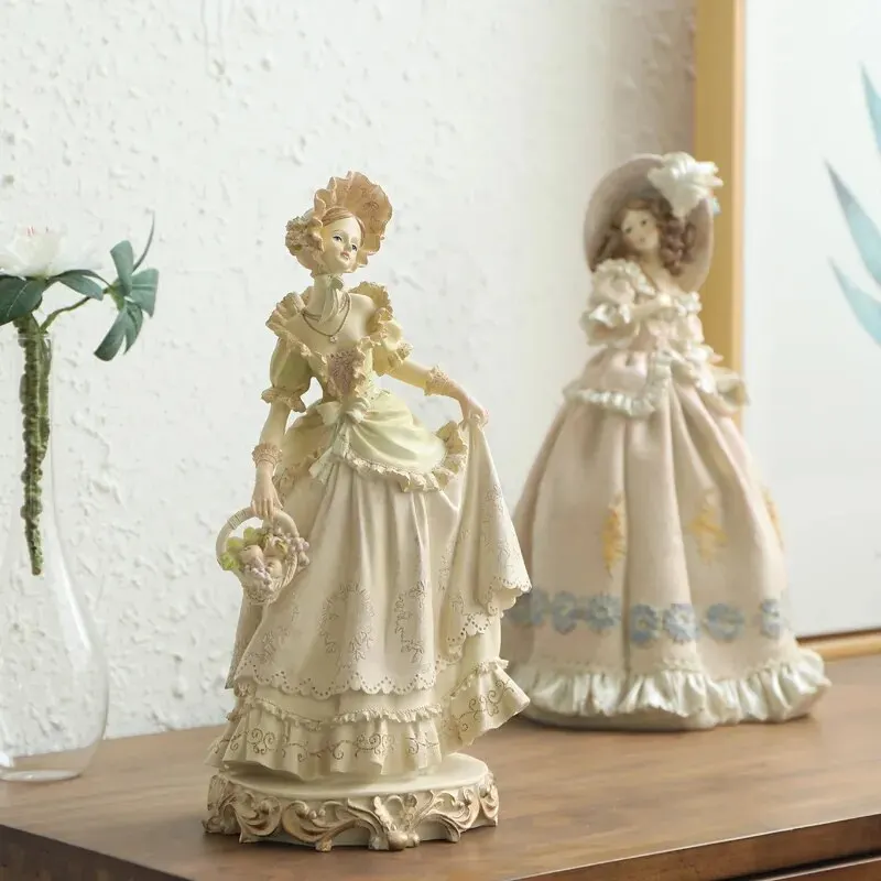 European Victorian Girl Beauty - Nutcracker Figurine のレビューと価格